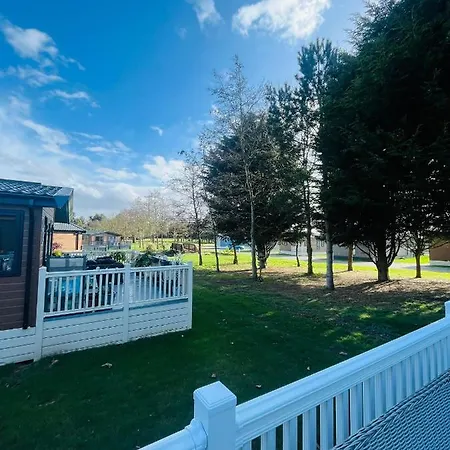 Peace With Hot Tub Holiday home York